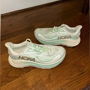 WOMEN’S HOKA CLIFTON 10 Size 9.5B